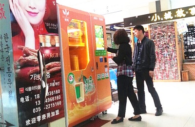 自助售货机在鲜榨榨汁技术上进一步提高 ，并走进人们生活。
