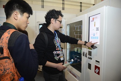 带有百度钱包的自动售卖机已经进驻北京景区和公园，游客可通过选择商品并扫描二维码就可以获得相应的商品