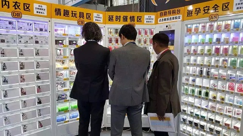 武汉某高校周边开了一家24小时成人用品售货店，店里售卖的情趣用品，看了让人脸红。
