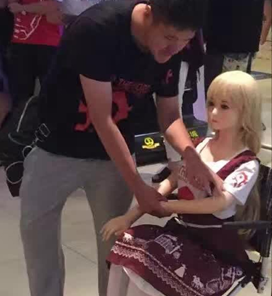 充气娃娃大胆买票进影院观魔兽电影引网友各抒己见