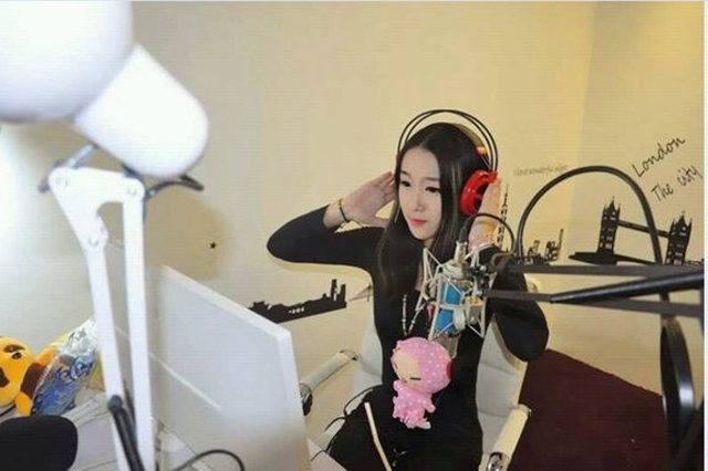 小编认为，网络直播在当下互联网如此盛行，最根源的是人类的性需求得不到满足，以致现在的互联网包含淫秽内容信息被人们所利用和窥探。